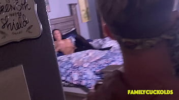 حصلت الفتيات الساخنة على رجل قرنية ليمارس الجنس مع أدمغتهم ، في سريره الضخم