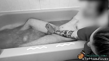 كوغار بريطاني مع أباريق حليب ضخمة مارس الجنس في غرفة خلع الملابس من قبل مسمار قرنية للنادي